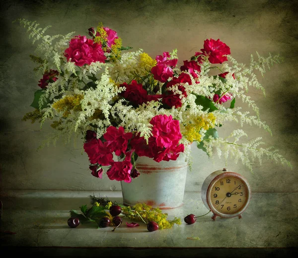 Çiçeklerle Dolu Durgun Bir Hayat Ahşap Masa Üzerinde Eski Tarz — Stok fotoğraf