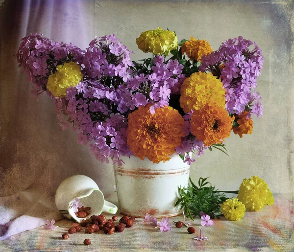 Vazoda Çiçeklerle Dolu Bir Hayat — Stok fotoğraf