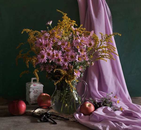 Tahta Masada Bir Buket Çiçek — Stok fotoğraf