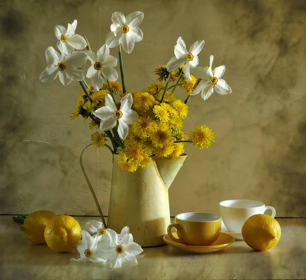 Sarı Çiçekli Natürmort — Stok fotoğraf