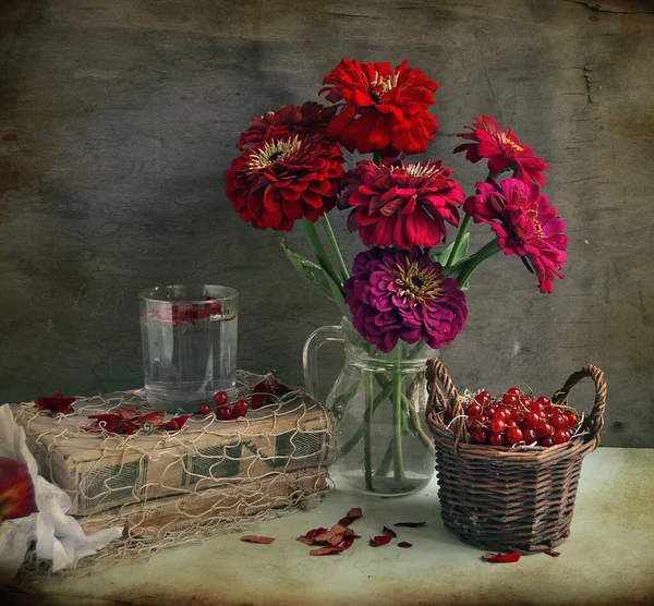 Rote Rosen Vase Und Blumenstrauß Auf Rustikalem Hintergrund — Stockfoto