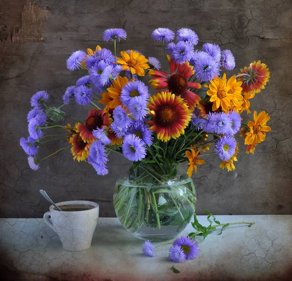 Natürmort Çiçeklerin Çiçekleri Bir Buket Kır Çiçekleri Kahverengi Arka Planda — Stok fotoğraf