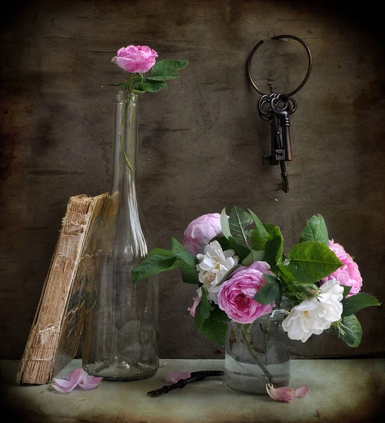 Alte Vintage Stillleben Mit Rosa Vintage Blumen Und Vintage Schlüsseln — Stockfoto