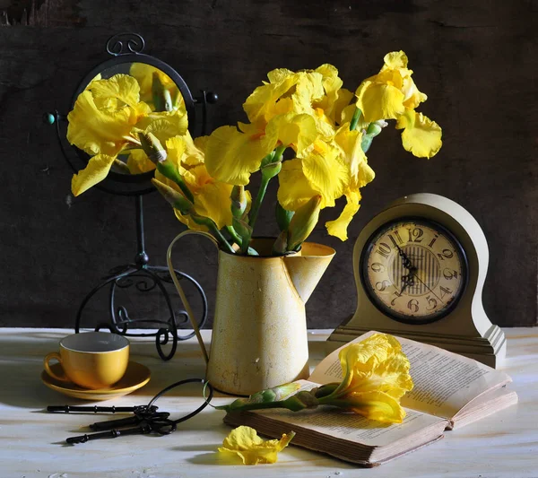 Bela Natureza Morta Com Buquê Flores Amarelas Relógio Vintage — Fotografia de Stock