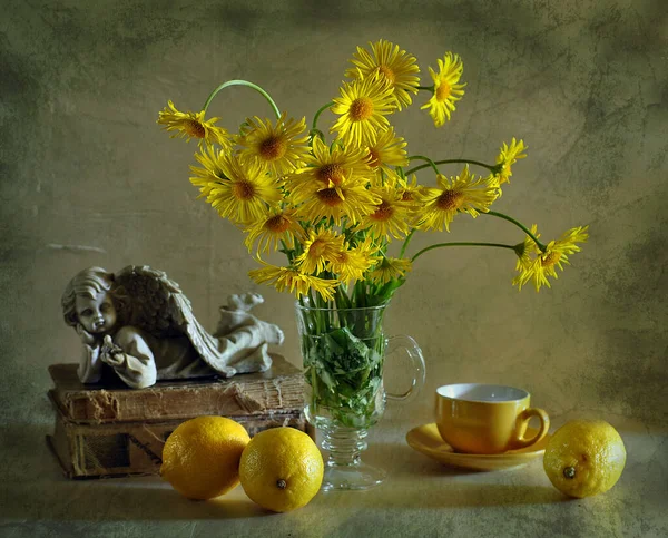 Stillleben Mit Gelben Löwenzahn Strauß Frischer Gelber Blumen Und Gelbem — Stockfoto