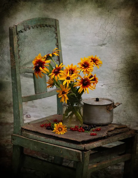 Vazodaki Güzel Çiçekler Ahşap Bir Masada — Stok fotoğraf