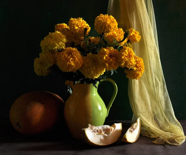 Schönes Stillleben Mit Gelben Blumen Und Äpfeln — Stockfoto