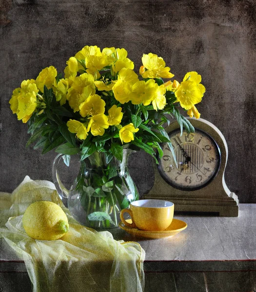 Bir Buket Sarı Nergis Bir Fincan Çayla Sakin Bir Hayat — Stok fotoğraf