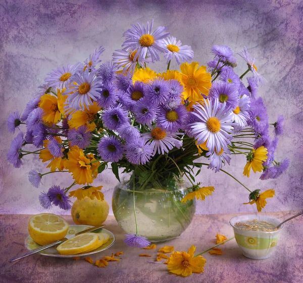 Stilleben Med Blommor Och Vas Med Kamomill Gul Bakgrund — Stockfoto