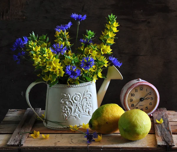 Ahşap arka planda güzel çiçekler 