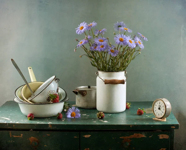 Stillleben Von Blumen Auf Hölzernem Hintergrund — Stockfoto
