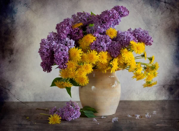 Schöner Blumenstrauß Auf Holzgrund — Stockfoto