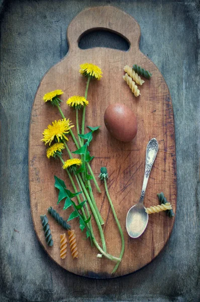 Tahta arka planda taze otlar ve baharatlarla dolu bir hayat. 