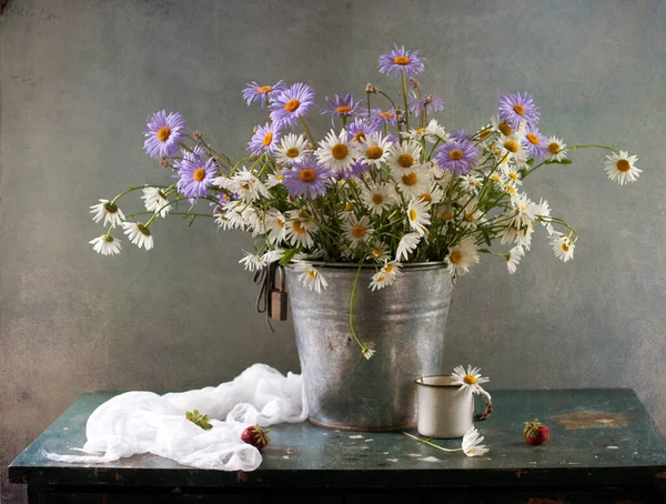 Bir Buket Çiçekle Bir Vazoda Papatya Çayıyla — Stok fotoğraf