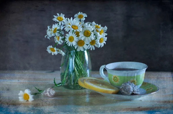 Весняні Квіти Лимоном Чашка Чаю Ромашки Ромашки Сільський Дерев Яний — стокове фото