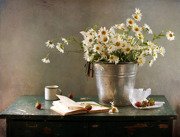 Kırsal Bir Zeminde Çiçeklerle Dolu Bir Hayat — Stok fotoğraf