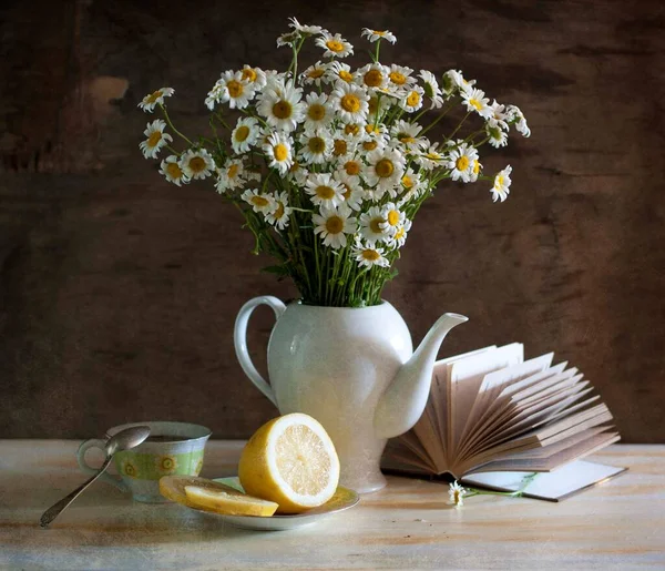 Çiçeklerle Dolu Sakin Bir Hayat Ahşap Arka Planda Çay — Stok fotoğraf