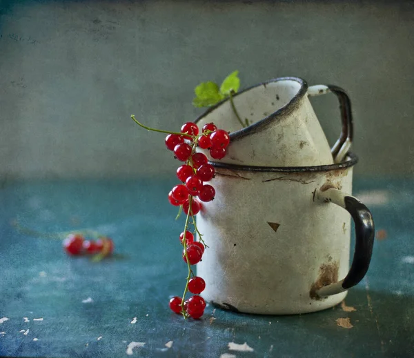 Tahta arka planda eski kırsal tarzda taze kiraz meyveleri. 