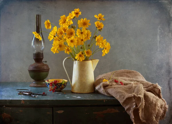 Frühlingsblumen Und Gelbe Narzissen Auf Rustikalem Hintergrund — Stockfoto