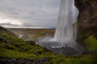 İzlanda dağ şelale 