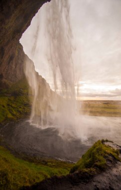 Bulutlu bir günde bir şelale manzarası 