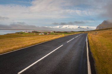 İzlanda 'da yollar ve dağlar. 