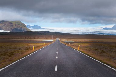 İzlanda 'da yollar ve karla kaplı dağlar 