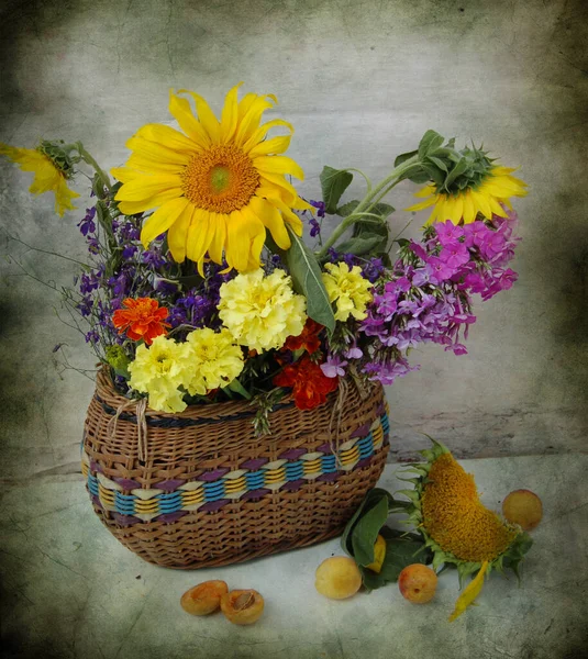 Vacker Bukett Blommor Och Sommarbär — Stockfoto