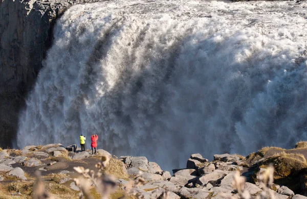 Island Person Går Ett Vattenfall — Stockfoto