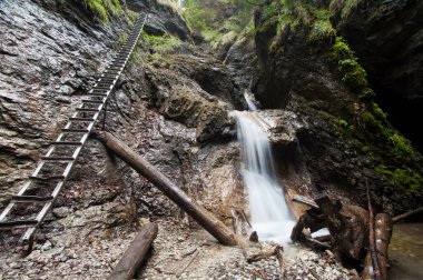 Dağlarda güzel bir şelale 