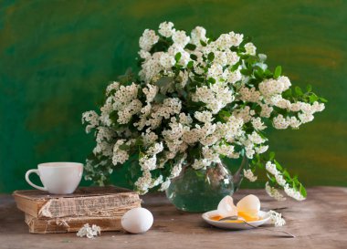 Paskalya yumurtaları ve beyaz zambak 