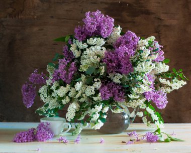 Vazoda bir demet leylak çiçeği. Kırsal ahşap arka plan. Boşluğu kopyala 