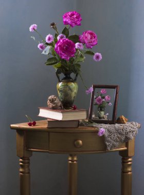 Masadaki vazoda güzel çiçekler 