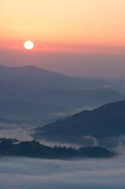 Bulutların arkasında güzel bir günbatımı. Güneş bulutların arasından parlıyor.. 
