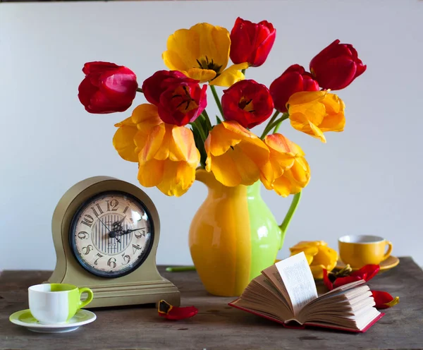 带着郁金香 时钟和书籍 使春天静谧生息 — 图库照片