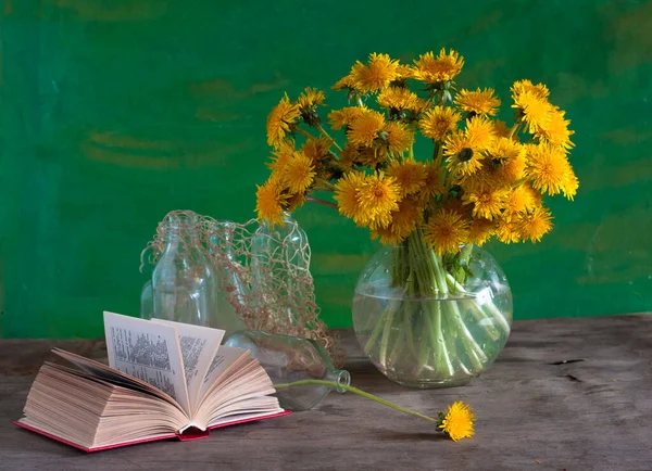 Blumenstrauß Und Buch — Stockfoto