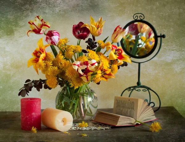 Νεκρή Φύση Όμορφο Μπουκέτο Λουλούδια Και Βιβλίο — Φωτογραφία Αρχείου