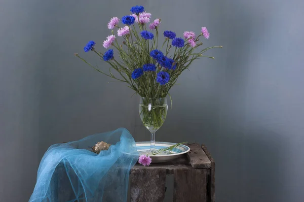 Karanlık Bir Arka Planda Bir Buket Yabani Çiçekle Hayat — Stok fotoğraf