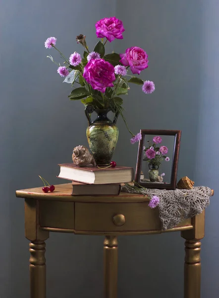 Masadaki vazoda güzel çiçekler 