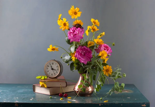 Strauß Gelber Blumen Auf Blauem Hintergrund — Stockfoto