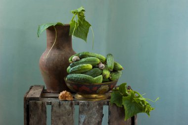 Yeşil salatalıklar ve çiçeklerle dolu sakin bir hayat. 