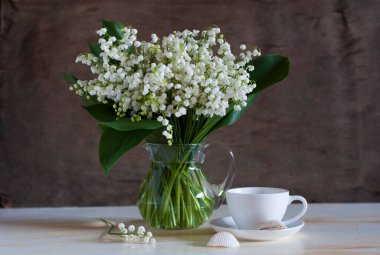 Beyaz çiçekli bahar buketi ve beyaz kar damlalarından oluşan yeşil vadi. 