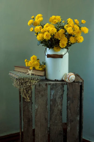Vazoda Sarı Yeşil Çiçekler — Stok fotoğraf