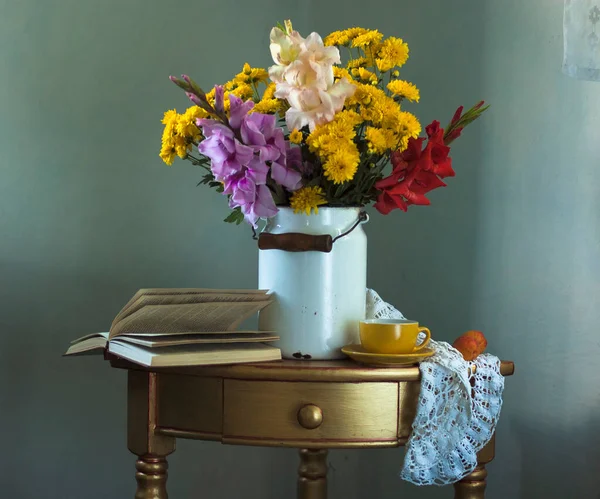 Csendélet Virágokkal Virágcsokorral Könyvvel — Stock Fotó