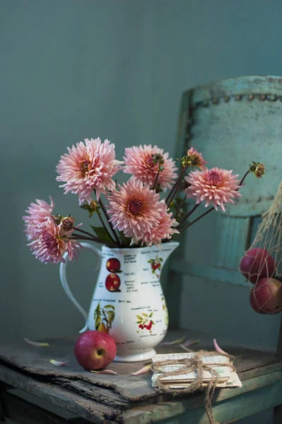 Красивые Цветы Деревянном Фоне — стоковое фото