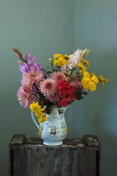 Gri Arka Plandaki Ahşap Masada Sarı Çiçekler Yüksek Kaliteli Fotoğraf — Stok fotoğraf
