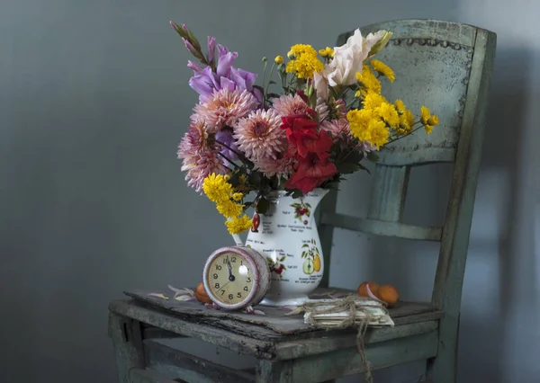 Eski Bir Vazoda Çiçekler Bir Buket Çiçeklerle Dolu Bir Hayat — Stok fotoğraf