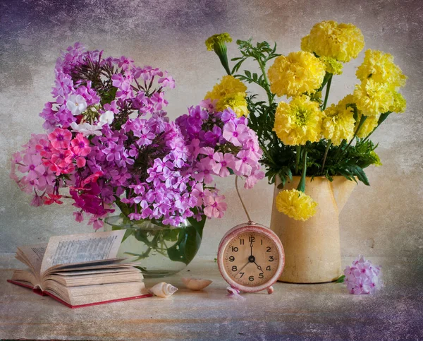 Ahşap Bir Arka Planda Çiçek Buketiyle Hayat — Stok fotoğraf