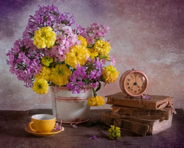 Csendélet Virágok Sárga Virágcsokor Egy Könyv — Stock Fotó
