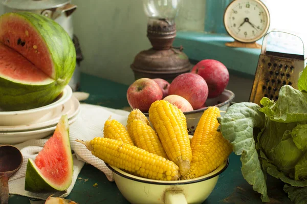 Tahta masada taze sebze, meyve ve sebze var. 